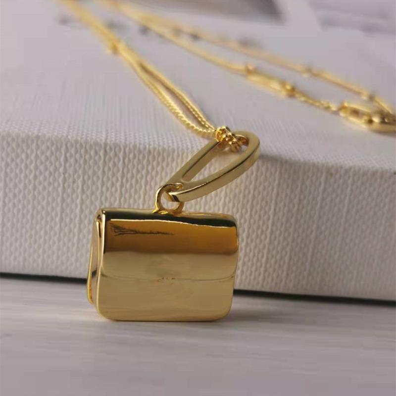 Pendant Necklaces Brand French Luxury Accessories Tiny Bag Style Choker Necklace Clavicle Chain For Women Brass Plated 18K Thick GoldPendant
Pendant Necklaces Brand French Luxury Accessories Tiny Bag Style Choker Necklace Clavicle Chain For Women Brass Plated 18K Thick GoldPendant