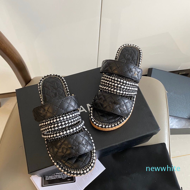 Stylish ladies' slippers with genuine leather fabric and high quality inside for foot comfort, Black
Stylish ladies' slippers with genuine leather fabric and high quality inside for foot comfort, Black