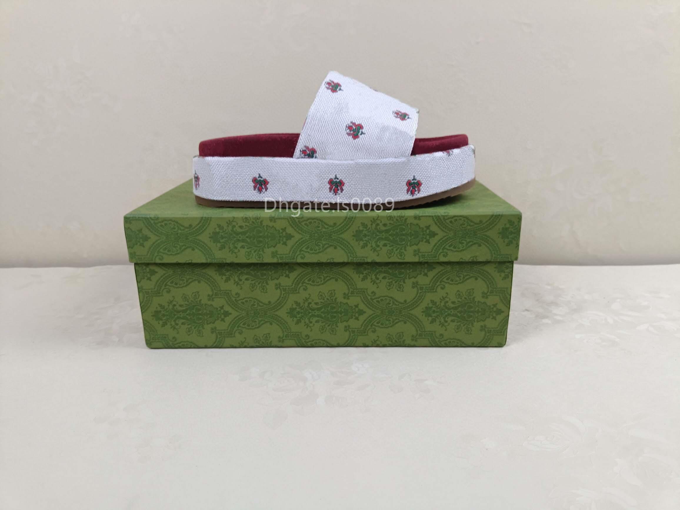 Luxury designer thick sole slides 2022 flip-flops Slippers short heel French temperament net celebrity pinch niche sandals female trend size 35-42 
Luxury designer thick sole slides 2022 flip-flops Slippers short heel French temperament net celebrity pinch niche sandals female trend size 35-42