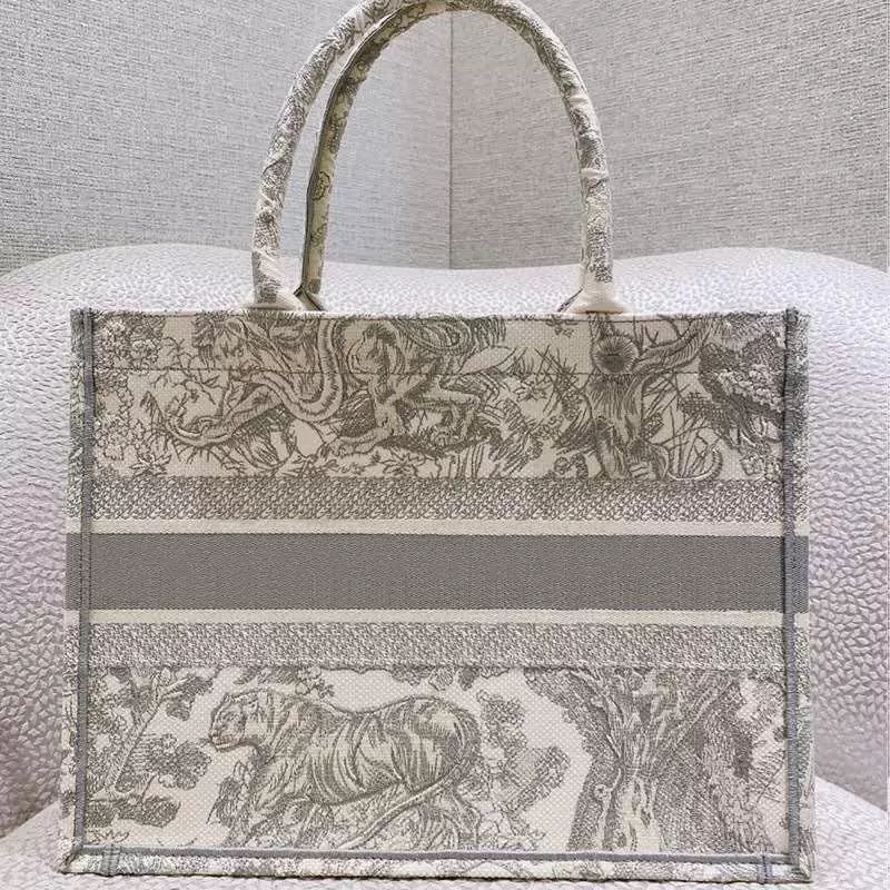 5A Purse Handbag Top Embroidered Tiger Luxury Big Brand Large Capacity Shopping Bag One Shoulder Handmade Double-sided Flower Travel #3, Blue
5A Purse Handbag Top Embroidered Tiger Luxury Big Brand Large Capacity Shopping Bag One Shoulder Handmade Double-sided Flower Travel #3, Blue