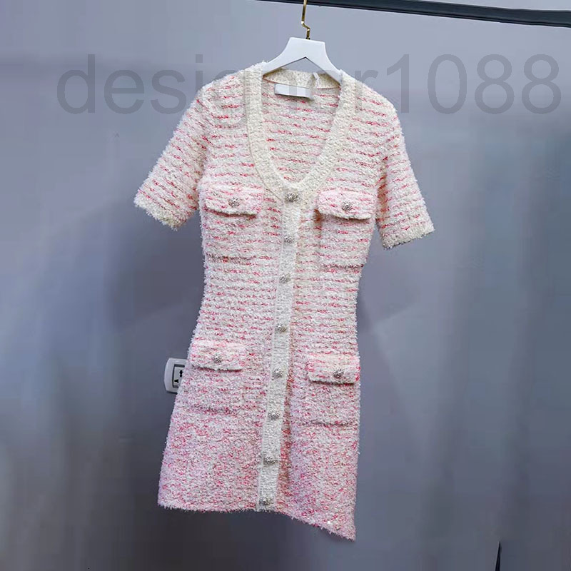 Casual Dresses designer Spring and summer 2022 new pink small fragrance classic slim V-neck button pocket Short Sleeve Dress MJPQ
Casual Dresses designer Spring and summer 2022 new pink small fragrance classic slim V-neck button pocket Short Sleeve Dress MJPQ