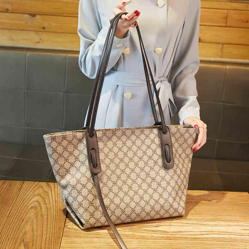 Factory Online Export Designer Bags Carlo Daisy Large Capacity 2022 New Elegant Color Contrast Printed Tote Women's Single Shoulder, Brown
Factory Online Export Designer Bags Carlo Daisy Large Capacity 2022 New Elegant Color Contrast Printed Tote Women's Single Shoulder, Brown