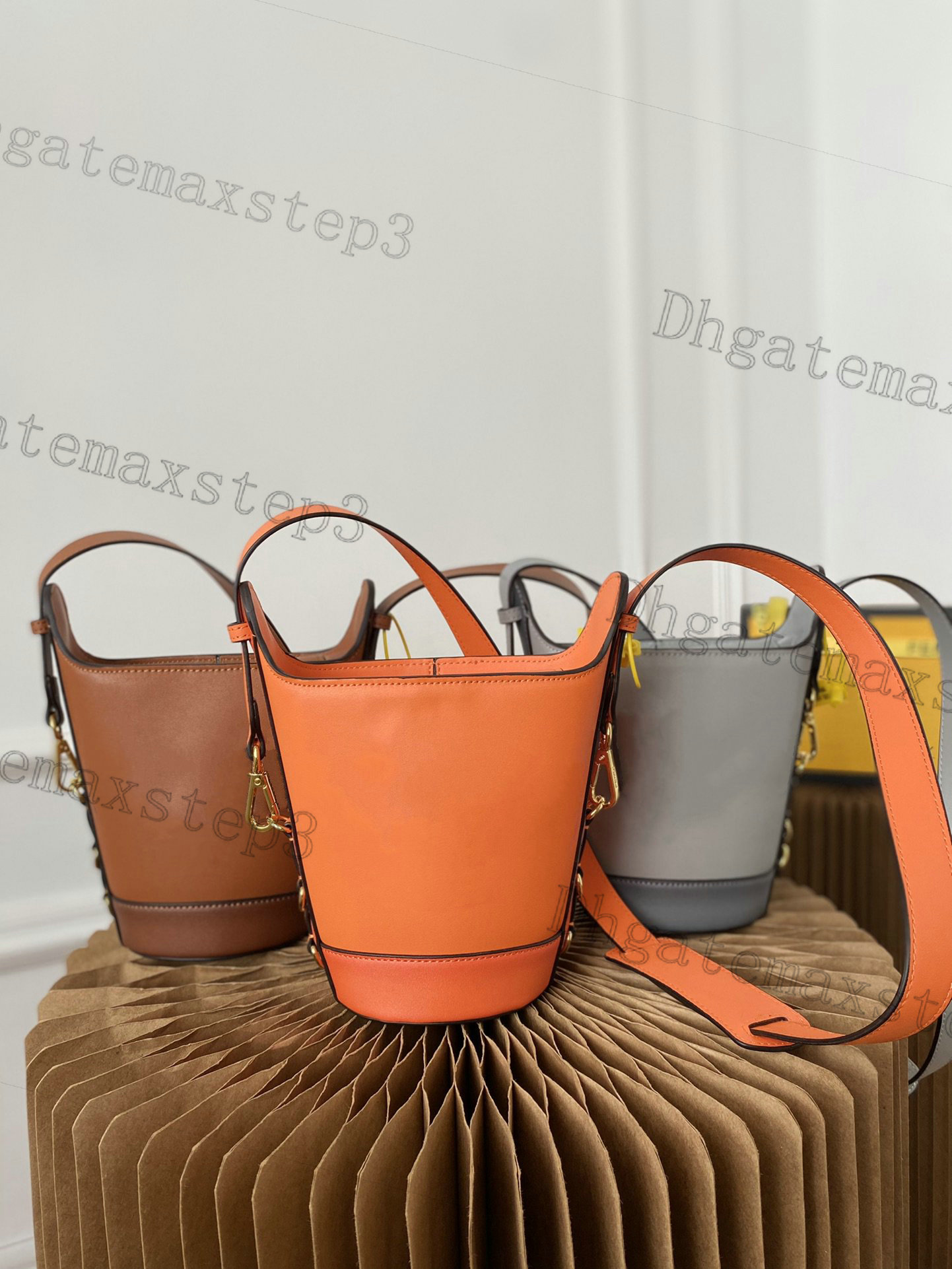 2022 Shopper Bag Italy Hand Tote Bags Shoulder Handbag Leather Embossed F Letter Open Pocket Bucket Long Strap Lady Crossbody Designer Carrying Totes
2022 Shopper Bag Italy Hand Tote Bags Shoulder Handbag Leather Embossed F Letter Open Pocket Bucket Long Strap Lady Crossbody Designer Carrying Totes