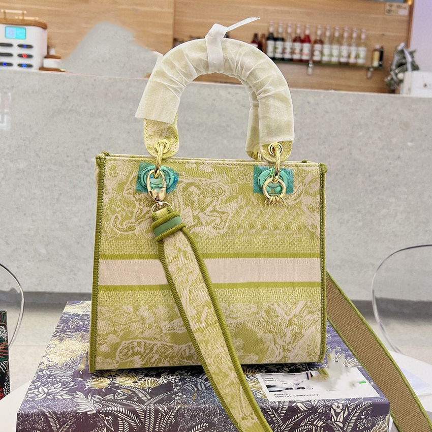 Designer Bags High Quality Ladies Handbag Letter Embroidery Shoulder Bag Metal Fashion Versatile Crossbody Multifunctional Shopping Bag, #1
Designer Bags High Quality Ladies Handbag Letter Embroidery Shoulder Bag Metal Fashion Versatile Crossbody Multifunctional Shopping Bag, #1