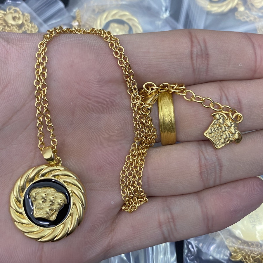 Fashion new designed Cuba thick chain choker necklace Banshee Medusa head portrait 18K gold plated women's ladies necklaces Designer Jewelry VN11
Fashion new designed Cuba thick chain choker necklace Banshee Medusa head portrait 18K gold plated women's ladies necklaces Designer Jewelry VN11