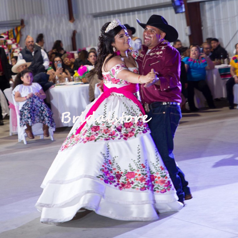 White Mexican Style Quinceanera Dresses Charro Off The Shoulders Plus Size Prom Dress 2022 Luxury Embroidery Vestidos De 15 Años Lace Up Sweet 15 Birt