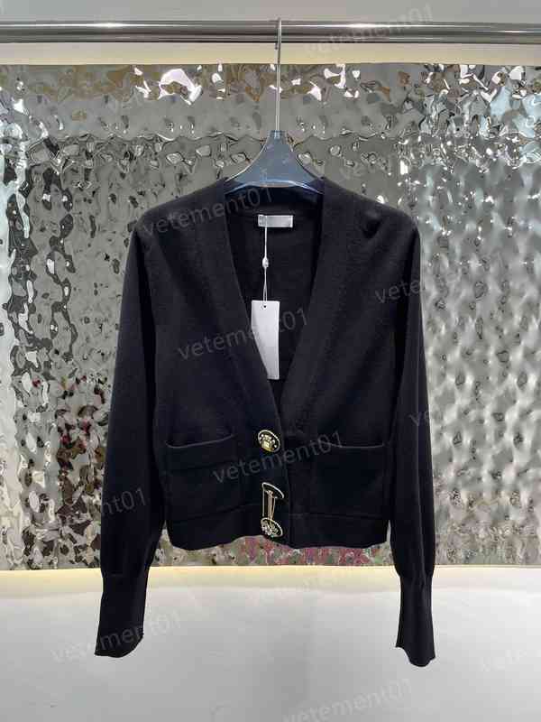 Luxury Womens Sweaters Luxurious Temperament All-match Thin Classic Short V-neck Cardigan Design Jackets Designer Sweater Women Clothing
Luxury Womens Sweaters Luxurious Temperament All-match Thin Classic Short V-neck Cardigan Design Jackets Designer Sweater Women Clothing
