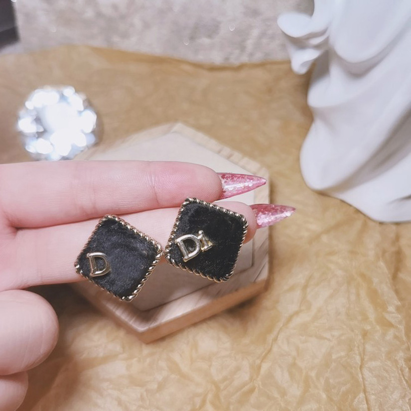 22ss 20color Mixed Simple Plated Double Letter Stud 925 Silver Famous Brand Designer Stainless Steel Earring Women Crystal Rhinestone Pearl Party Jewelry
22ss 20color Mixed Simple Plated Double Letter Stud 925 Silver Famous Brand Designer Stainless Steel Earring Women Crystal Rhinestone Pearl Party Jewelry