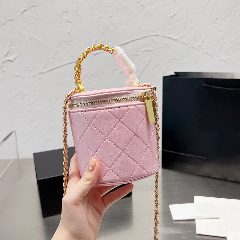 2022Ssw Womens Classic Mini Vanity Box Bucket Bags Top Handle Totes Cute Mirror GHW Hardware Matelasse Chain Crossbody Shoulder Outdoor Sacoche handbags 12X11CM
2022Ssw Womens Classic Mini Vanity Box Bucket Bags Top Handle Totes Cute Mirror GHW Hardware Matelasse Chain Crossbody Shoulder Outdoor Sacoche handbags 12X11CM