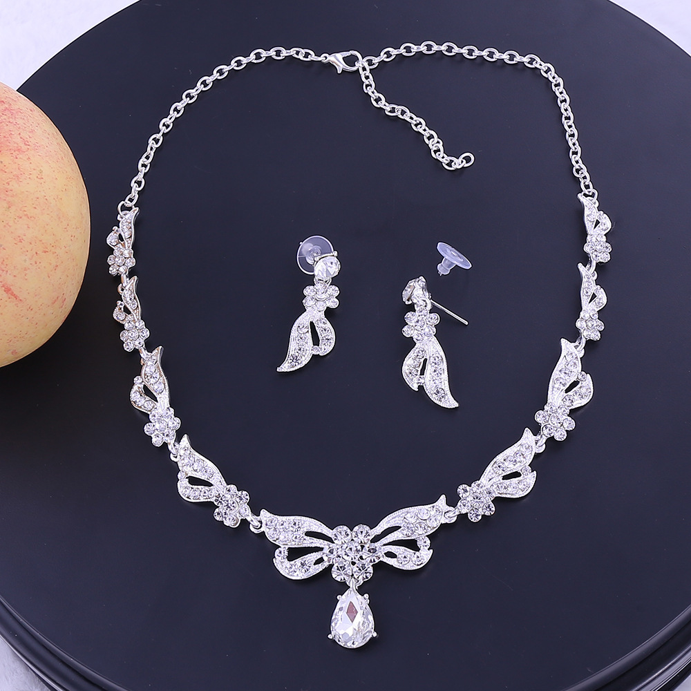 New Bridal Necklace Headdress Three Piece Crown Wedding Accessories 
New Bridal Necklace Headdress Three Piece Crown Wedding Accessories