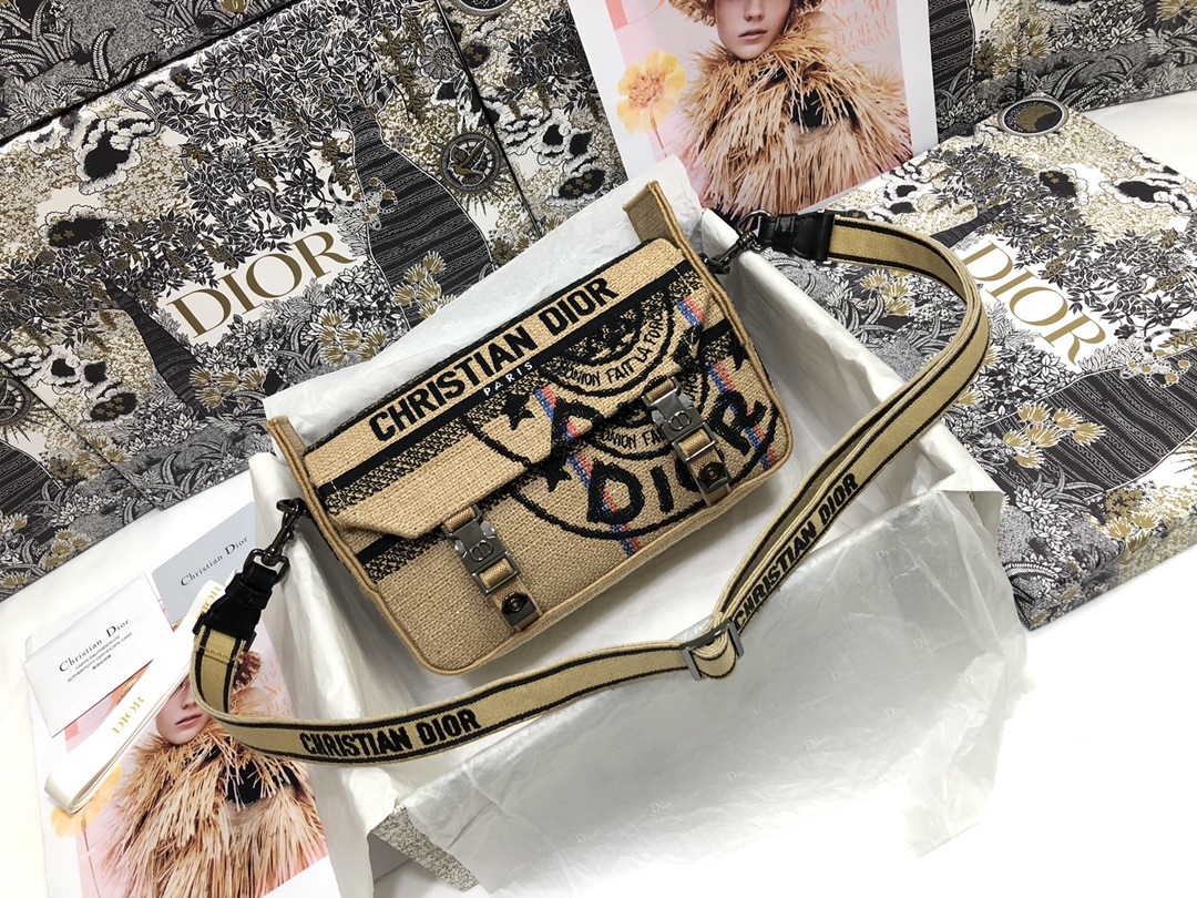 Men Obliques DIORCamp Flap Bag White Blue Smooth Calfskin CrossBody Bag Gold Buckles Messenger Handbag Women Cosmetic Bags
Men Obliques DIORCamp Flap Bag White Blue Smooth Calfskin CrossBody Bag Gold Buckles Messenger Handbag Women Cosmetic Bags
