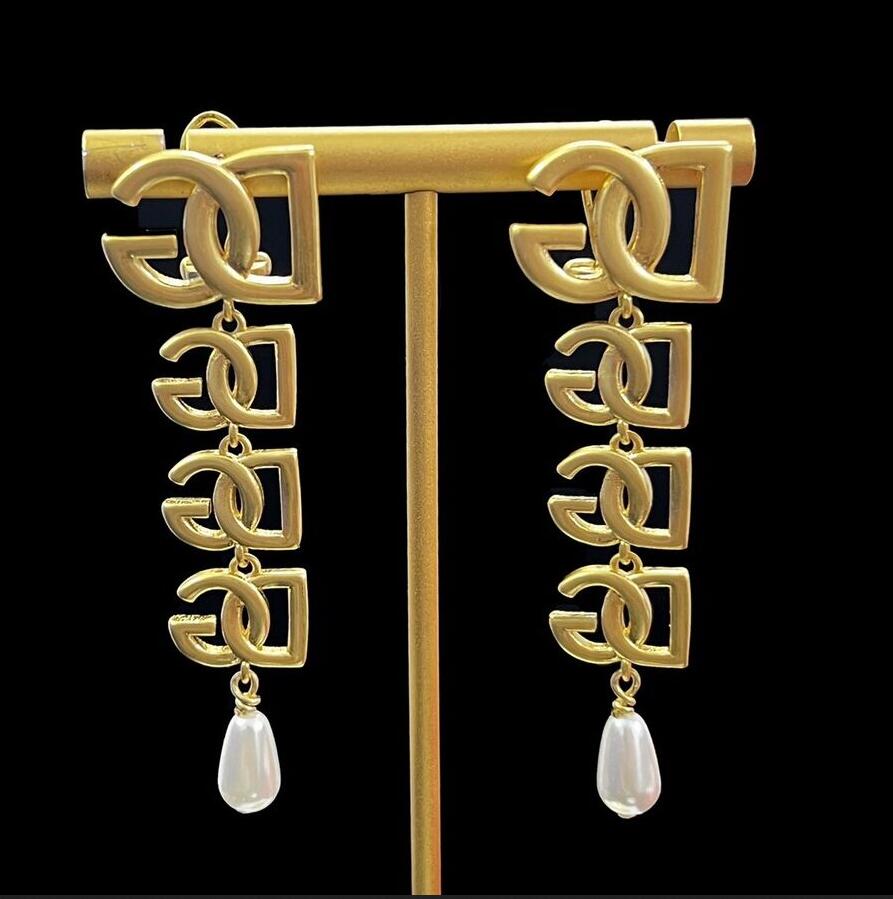 High quality new designed earring Stud GD Letters Pearls pendants Copper 18K gold plated Anti allergy women's Earring ladies Designer Jewelry E04
High quality new designed earring Stud GD Letters Pearls pendants Copper 18K gold plated Anti allergy women's Earring ladies Designer Jewelry E04