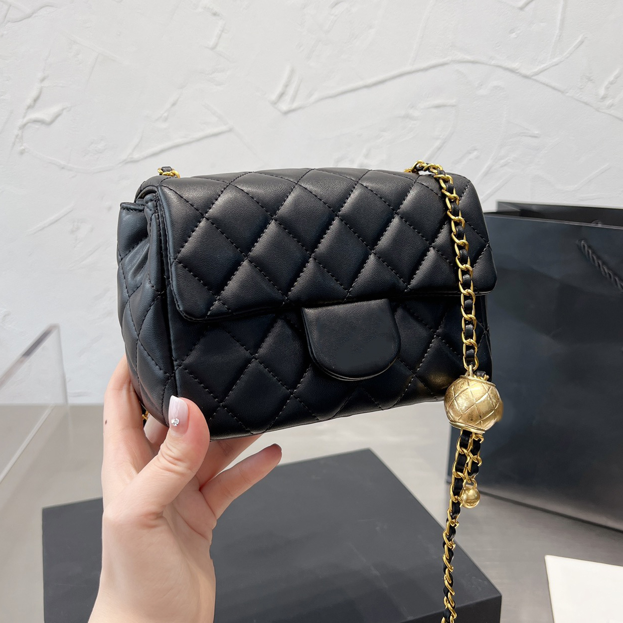 17/20CM Womens Classic Crush Ball Mini Square Flap Bag Top Lambskin Quilted Gold Hardware Metal Adjustable Chain Crossbody Designer Luxury L, Box
17/20CM Womens Classic Crush Ball Mini Square Flap Bag Top Lambskin Quilted Gold Hardware Metal Adjustable Chain Crossbody Designer Luxury L, Box
