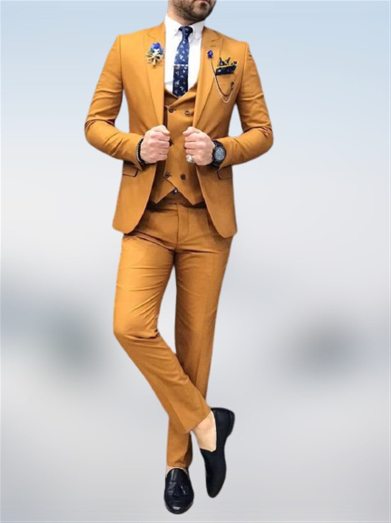 Handsome Mustard Men Suits Wedding Tuxedos 3 Piece Groom Wear One Button Slim Fit Prom Party Blazer Peaked Lapel Groomsmen Dinner Suit Jacket Vest Pan