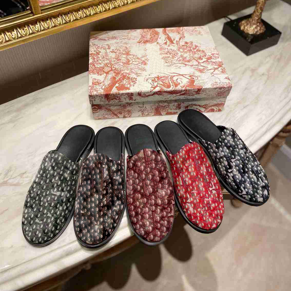 Fashion slipper jacquard fabric Oblique print mules slip-on splice structure slipper leather sole home casual shopping with logo size 35-41
Fashion slipper jacquard fabric Oblique print mules slip-on splice structure slipper leather sole home casual shopping with logo size 35-41