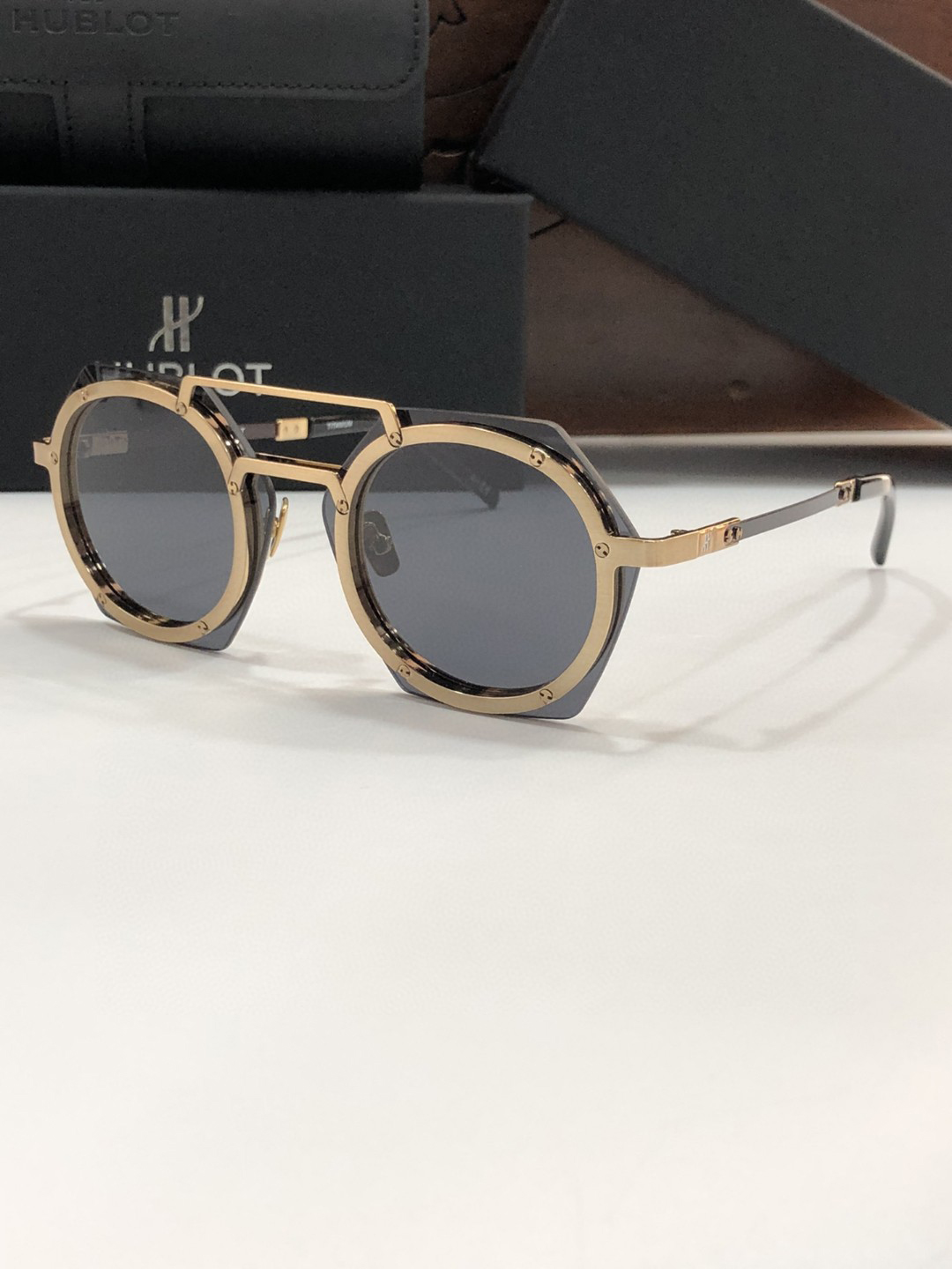 HUBOT 006 T0p Original Sunglasses for mens hi quality Designer classic retro womens sunglasses luxury brand eyeglass Fashion design with box
HUBOT 006 T0p Original Sunglasses for mens hi quality Designer classic retro womens sunglasses luxury brand eyeglass Fashion design with box
