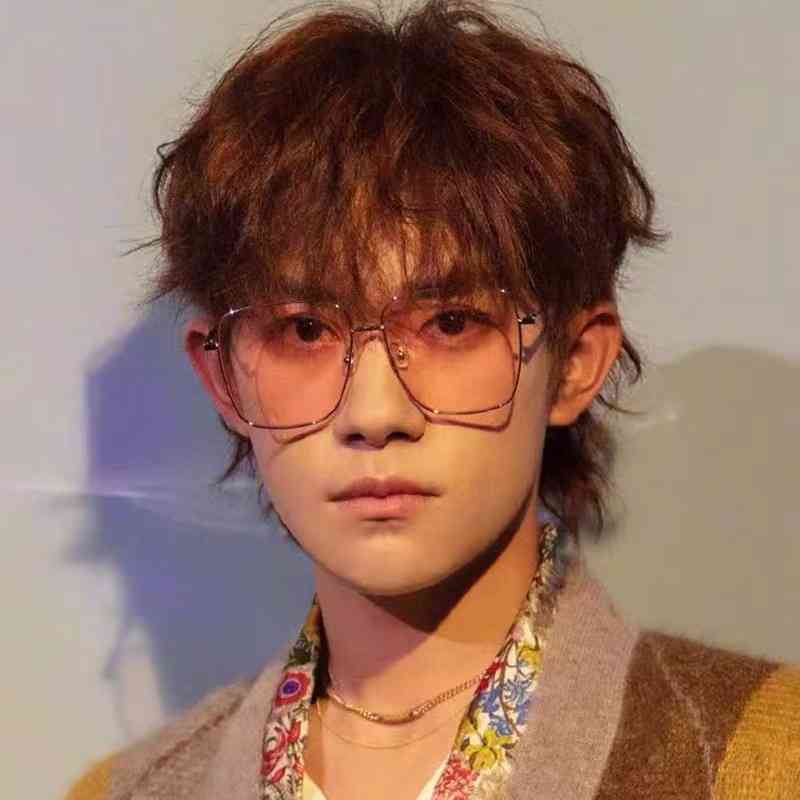 Hua Chenyu, the same big box, square, round face, thin butter green sunglass, and so on. 
Hua Chenyu, the same big box, square, round face, thin butter green sunglass, and so on.