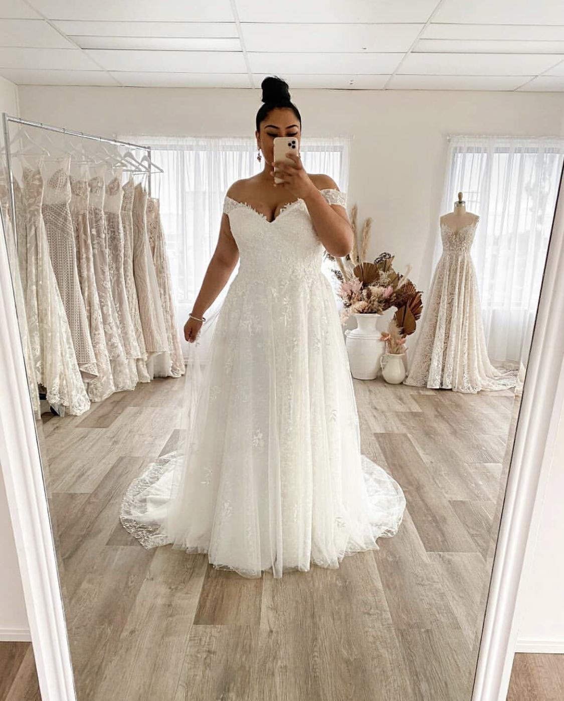 2022 Plus Size Modern A Line Wedding Dresses Formal Bridal Gowns Off Shoulder Short Sleeves Lace Appliques Sweep Train, Ivory
2022 Plus Size Modern A Line Wedding Dresses Formal Bridal Gowns Off Shoulder Short Sleeves Lace Appliques Sweep Train, Ivory