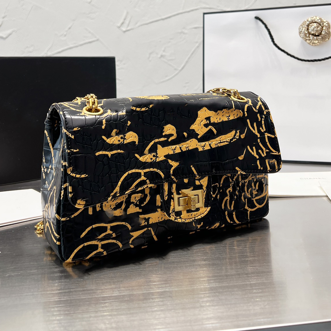 2022Ss Luxury Designer 2.55 Flap Bag Real Leather Trend Painted Print Gold Metal Button Chain One Shoulder Crossbody Classic Quilted Ladies Handbag 26x15CM, Box
2022Ss Luxury Designer 2.55 Flap Bag Real Leather Trend Painted Print Gold Metal Button Chain One Shoulder Crossbody Classic Quilted Ladies Handbag 26x15CM, Box