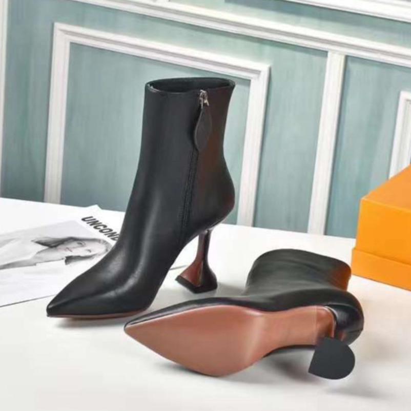2022 Amina Muaddi Designers Pointed-toe Leather Horseshoe Heel Boots Luxury Martin Boots Crystal Fashion High Heels Genuine Leather Boot Sock Boots NO388
2022 Amina Muaddi Designers Pointed-toe Leather Horseshoe Heel Boots Luxury Martin Boots Crystal Fashion High Heels Genuine Leather Boot Sock Boots NO388