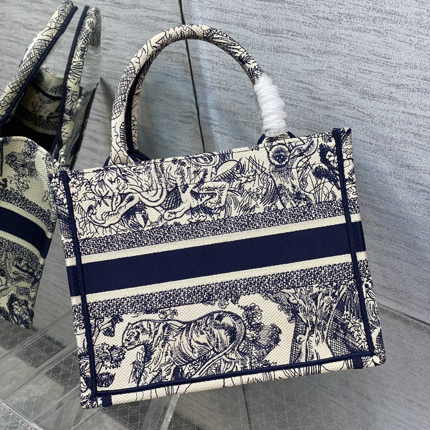 Top quality 2022 Brand Embroidery Luxury Tote Bags for Women designer handbags Fashion large capacity ladies shopping bags green purple pink blue, 35
Top quality 2022 Brand Embroidery Luxury Tote Bags for Women designer handbags Fashion large capacity ladies shopping bags green purple pink blue, 35