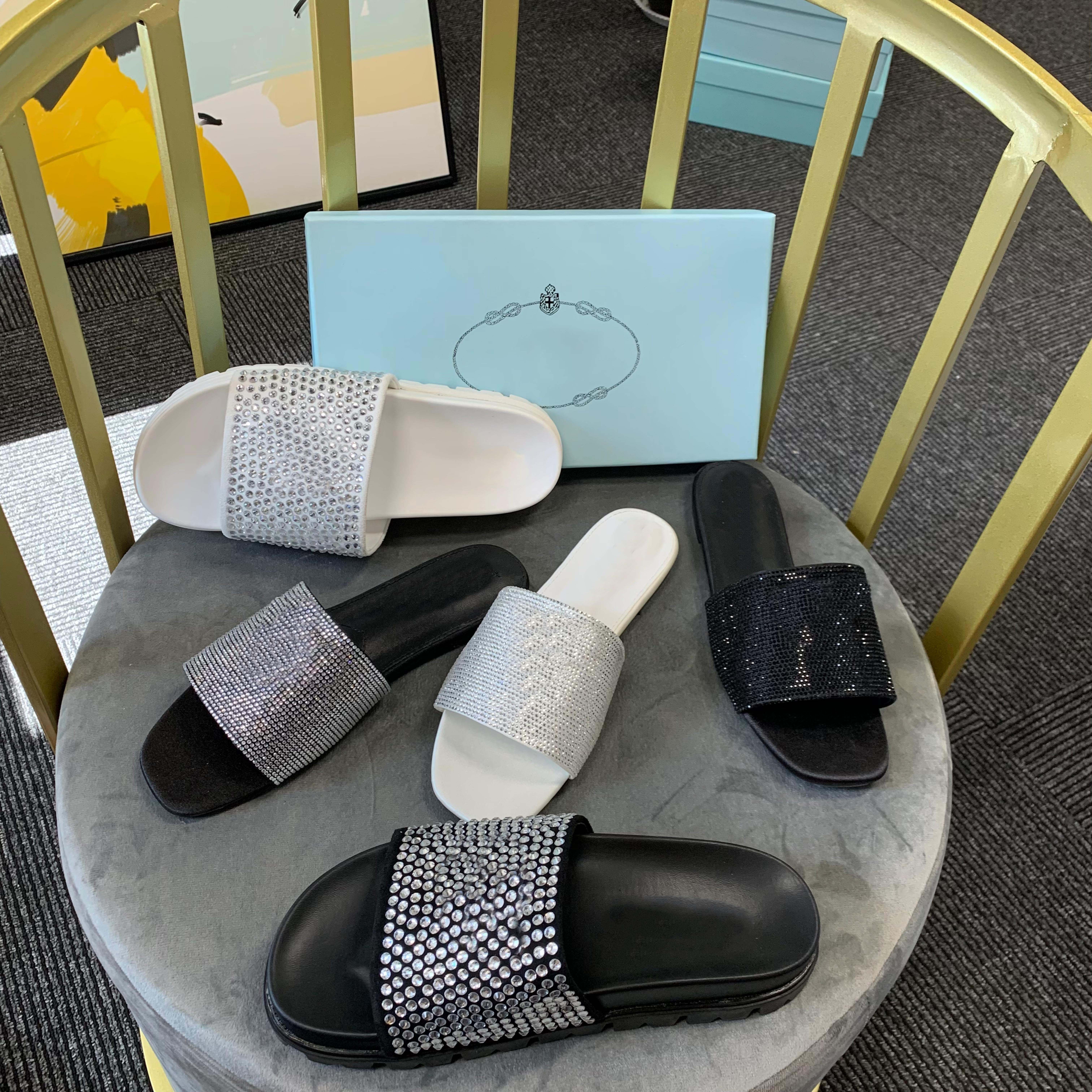 women Luxury fashion design Satin slides with crystals Slippers 2022 Summer Sandals Woman Mules Slippers Casual Shopping Beach Rubber Sole Size 35-42
women Luxury fashion design Satin slides with crystals Slippers 2022 Summer Sandals Woman Mules Slippers Casual Shopping Beach Rubber Sole Size 35-42