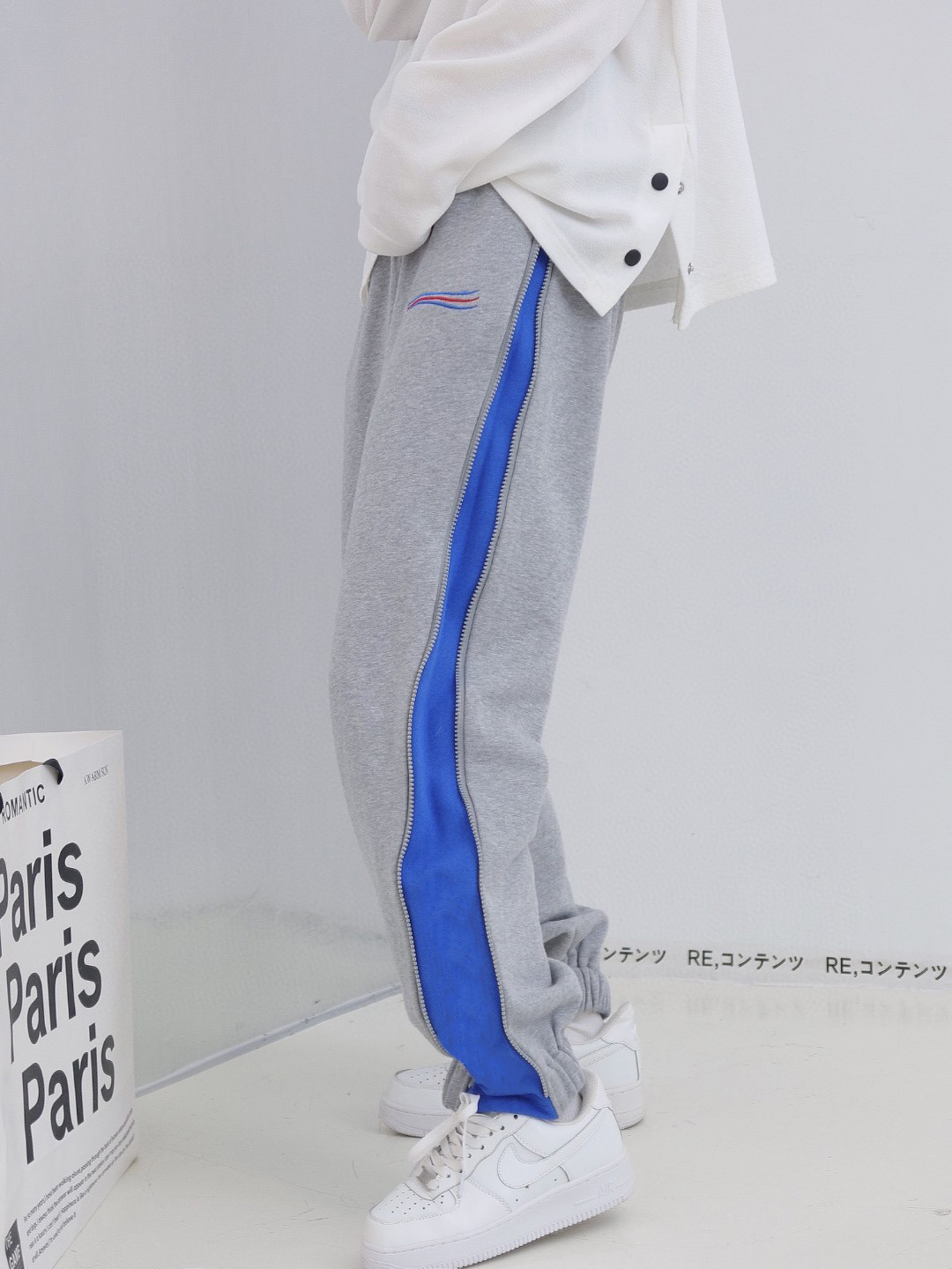 New European Mens Pants Casual Designers Pants Coke Embroidered Letters Wave Logo Sports Zipper
New European Mens Pants Casual Designers Pants Coke Embroidered Letters Wave Logo Sports Zipper
