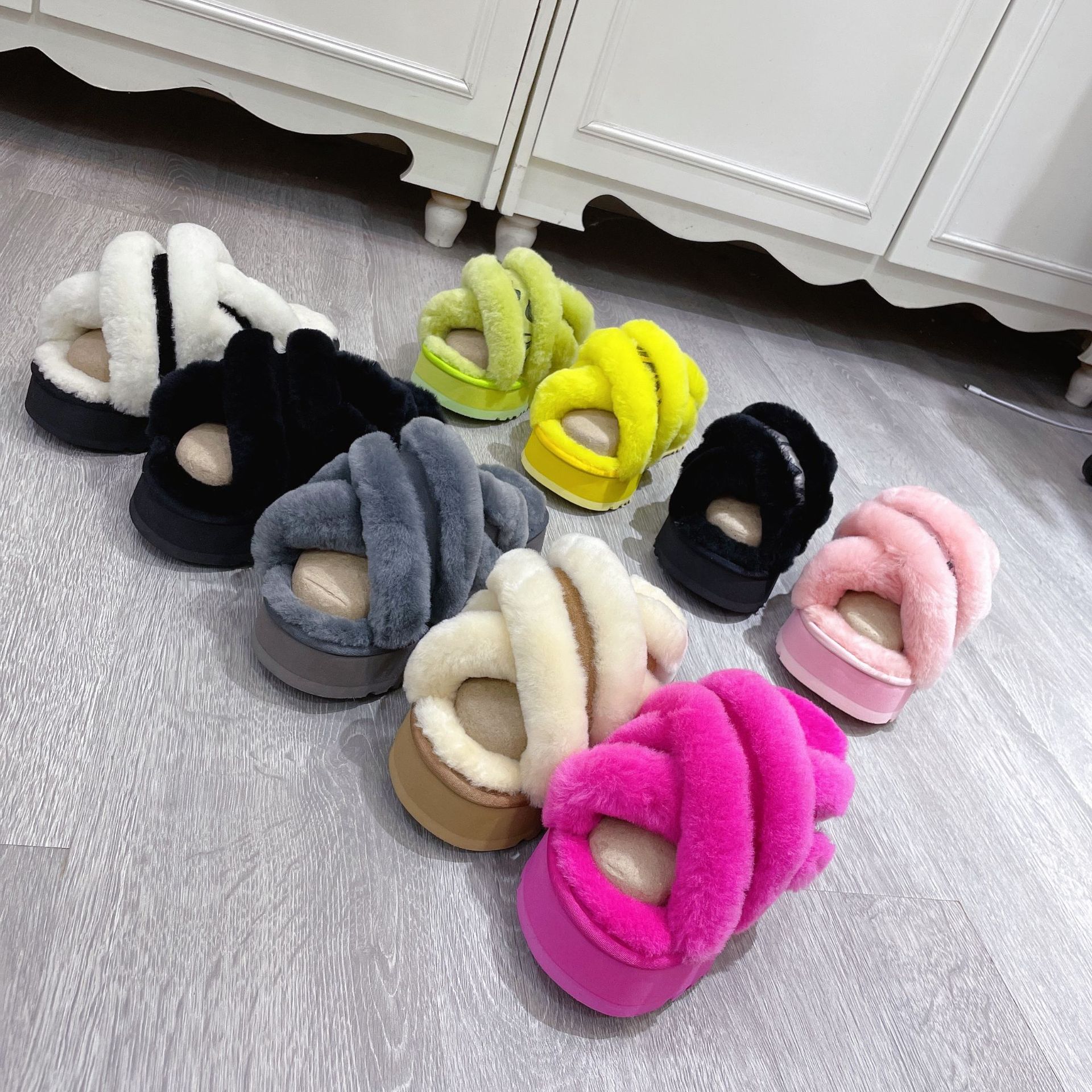 Luxury Ladies New Fluffy Slippers Pantoufles De Designer Fashion Hausschuhe Oh Yeah Fashion Casual Flat Hairy Flip Flops Sandals Size 35-43, Box
Luxury Ladies New Fluffy Slippers Pantoufles De Designer Fashion Hausschuhe Oh Yeah Fashion Casual Flat Hairy Flip Flops Sandals Size 35-43, Box