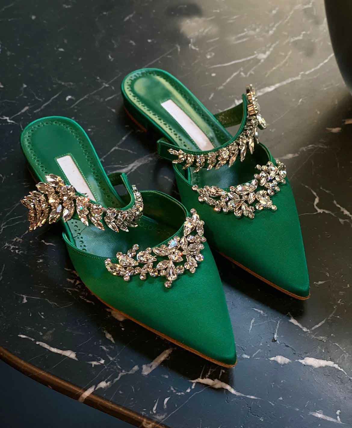 Famous Summer Women Lurum Sandals Flat Satin Crystal-embellished Women's Mules Stacked Heels Party Dress Lady Sexy Slippers
Famous Summer Women Lurum Sandals Flat Satin Crystal-embellished Women's Mules Stacked Heels Party Dress Lady Sexy Slippers