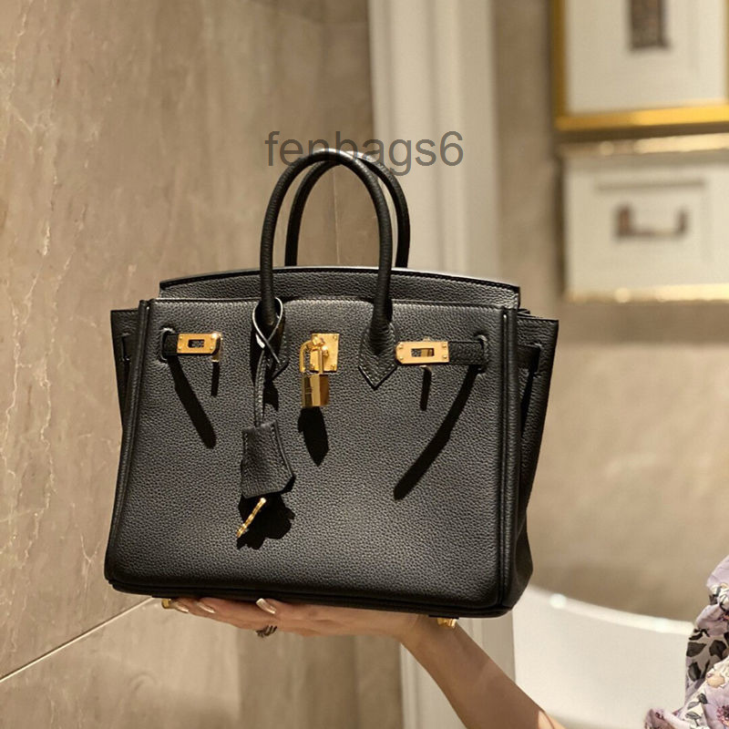 Designers Bag Herme 2022 Bags Women Handbags Lychee Pattern Platinum Cow Leather Top Hand Large Capacity Kellies Female Birkins, Red
Designers Bag Herme 2022 Bags Women Handbags Lychee Pattern Platinum Cow Leather Top Hand Large Capacity Kellies Female Birkins, Red