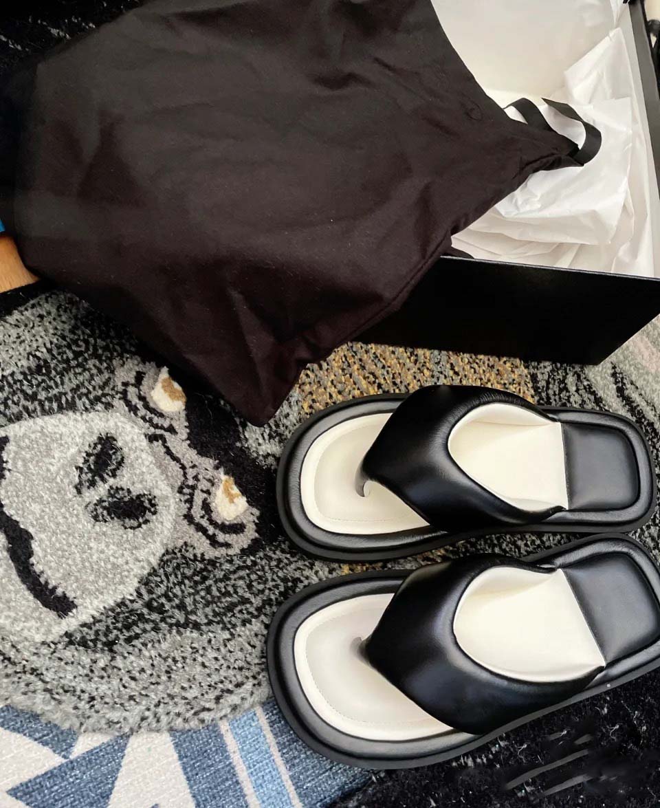 Fashion 42 large sandal New angle beach sandals series summer women's slippers high quality leather sandals Sheepskin slipper, Black
Fashion 42 large sandal New angle beach sandals series summer women's slippers high quality leather sandals Sheepskin slipper, Black