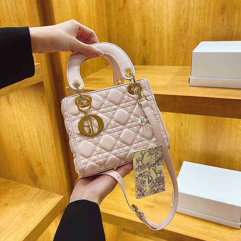 Female 2022 New Fashion Handbag Small High Texture Single Msenger Designer Shoulder Bag, Mei hong
Female 2022 New Fashion Handbag Small High Texture Single Msenger Designer Shoulder Bag, Mei hong
