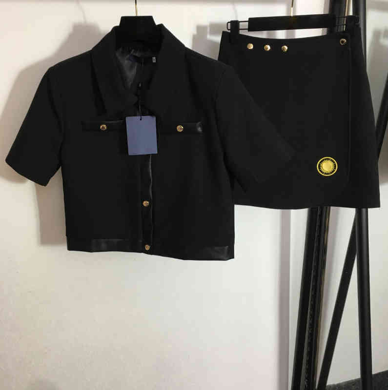 Womens Two Pieces Pants Logo Letter Gold Buckle Short-sleeved Jacket And High-waisted Skirt 2 Piece Sets Designer Tracksuits Women Clothing 0912
Womens Two Pieces Pants Logo Letter Gold Buckle Short-sleeved Jacket And High-waisted Skirt 2 Piece Sets Designer Tracksuits Women Clothing 0912