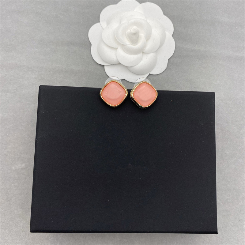 Designers Pink Earrings Brand Stud Earring Suitable For Womens Fashion Jewelry High Quality Jewelry Wedding Festival Schmuck
Designers Pink Earrings Brand Stud Earring Suitable For Womens Fashion Jewelry High Quality Jewelry Wedding Festival Schmuck
