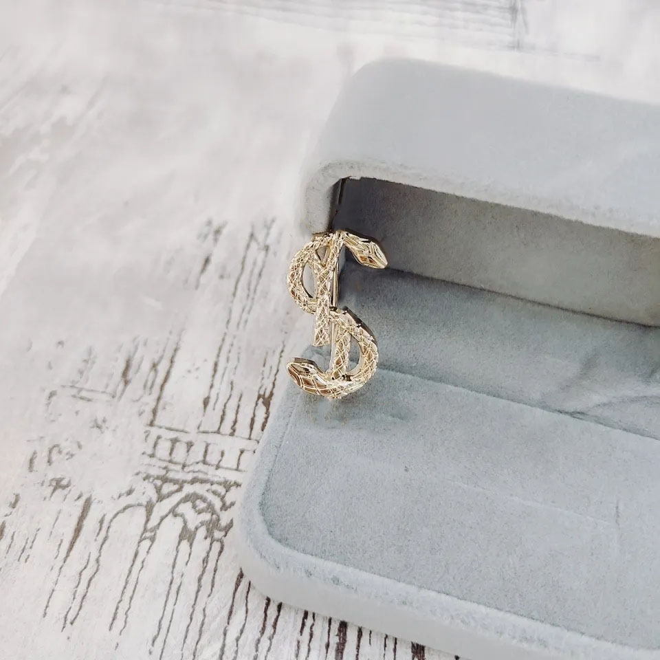 European and American letter designer for women Silver gold brooch luxury wedding jewelry simple personality temperament
European and American letter designer for women Silver gold brooch luxury wedding jewelry simple personality temperament
