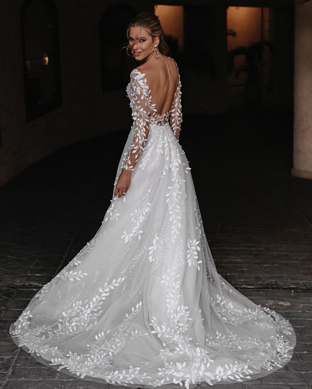 Elegant A-line Wedding Dresses Sexy V Neck Long Sleeve Transparent Appliques 3D Flower Plus Size Sweep Floor Length Train Bridal Gown Girls Gown Forma