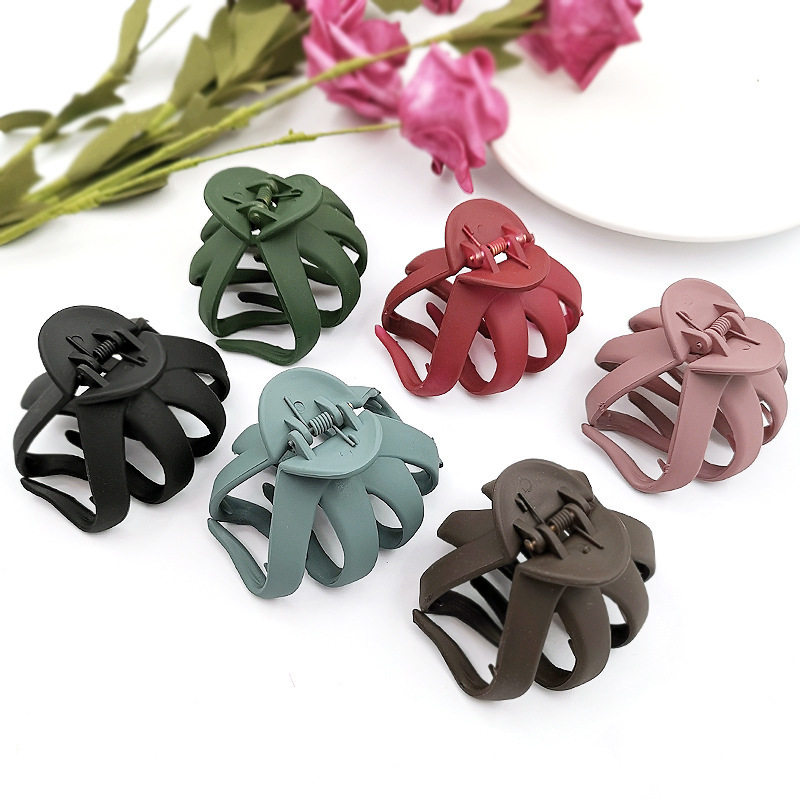Solid Color Hair Claw Geometric Hollowing Simple Matte Crab Clamp for Women Girls Large Size Hair Clips Hair Accessories 220701