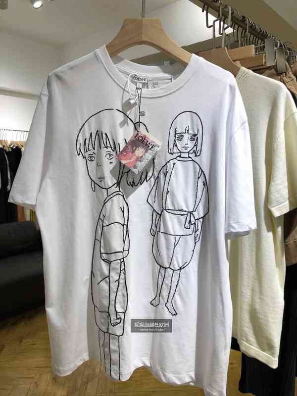 Loewe Luo Yiwei 22ss New Chihiro Series Chihiro and White Dragon Sketch Short Sleeve Male T-shirt Female, Creamy-white
Loewe Luo Yiwei 22ss New Chihiro Series Chihiro and White Dragon Sketch Short Sleeve Male T-shirt Female, Creamy-white