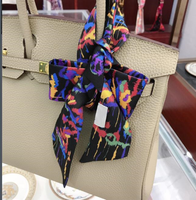 Summer 100% Silk Scarf For handbags Designer women Satin letter Flower Floral Printed Bag scraves Ring Necks Wraps Top grade headbands Hairbands Headwraps 6x100cm
Summer 100% Silk Scarf For handbags Designer women Satin letter Flower Floral Printed Bag scraves Ring Necks Wraps Top grade headbands Hairbands Headwraps 6x100cm