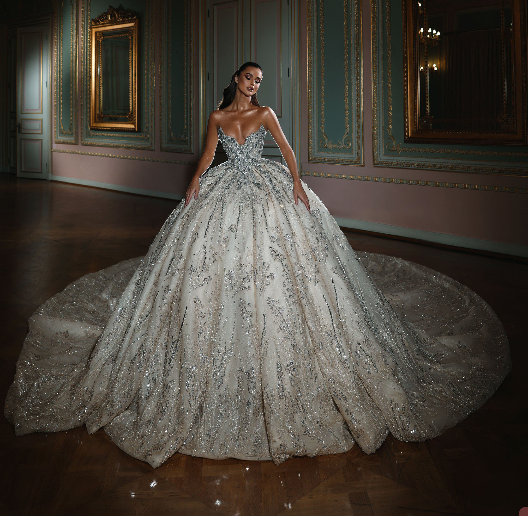 Glitter Ball Gown Wedding Dresses Sexy Strapless Lace Sleeveless V Neck Beads Sequins Appliques Diamonds Arabic Bridal Gowns Ruffles Vintage Robes De 