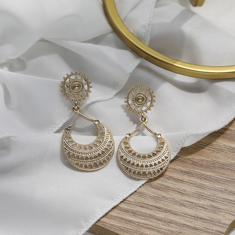 Temperament New Female Earrings Hollowed Out Metal Texture Long Face Thin Silver Needle Student Ear Clip
Temperament New Female Earrings Hollowed Out Metal Texture Long Face Thin Silver Needle Student Ear Clip