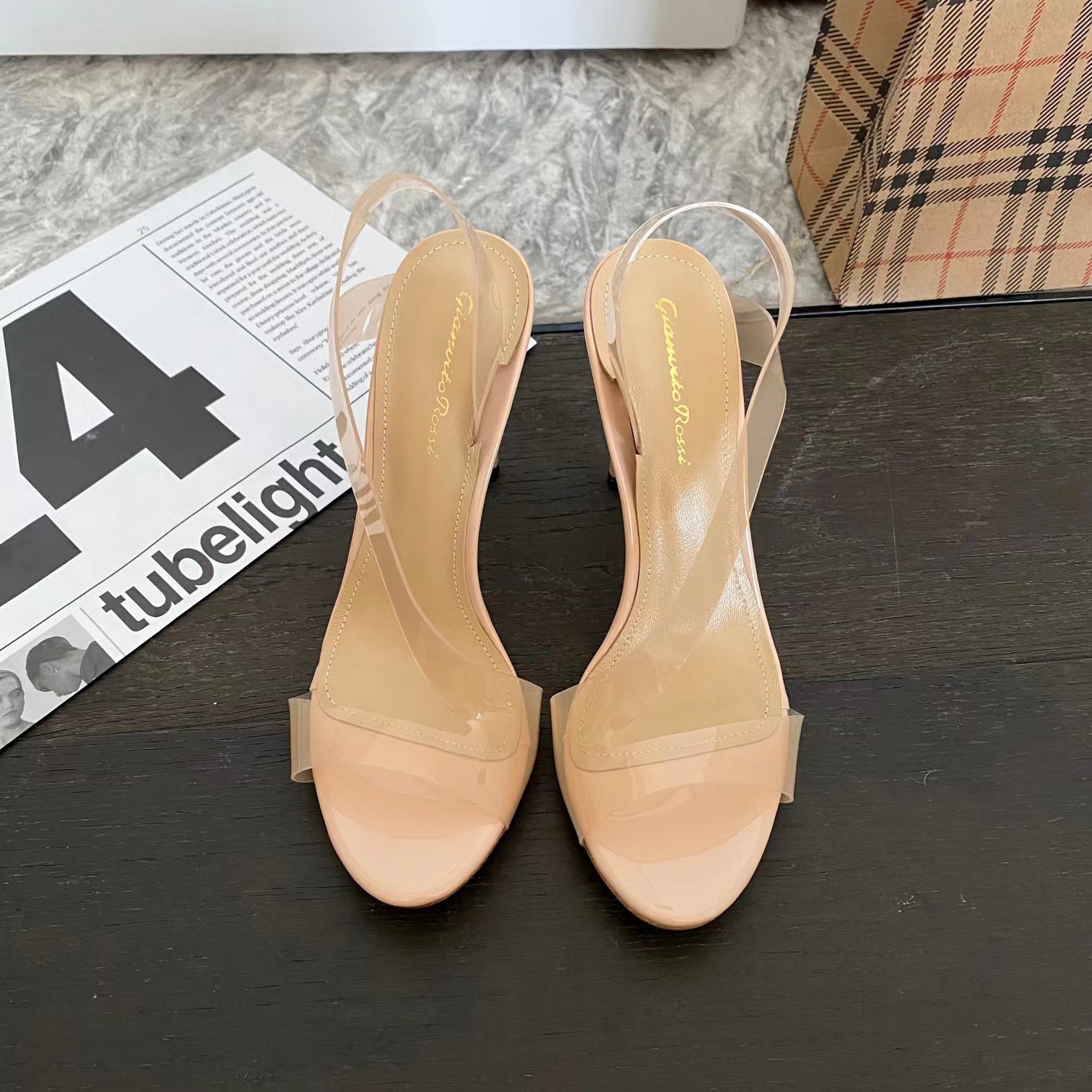 Gianvito Rossi 2022 Metropolis Sandals ultra-modern and elegant 115mm stiletto heel available in 7 colors, Brown
Gianvito Rossi 2022 Metropolis Sandals ultra-modern and elegant 115mm stiletto heel available in 7 colors, Brown