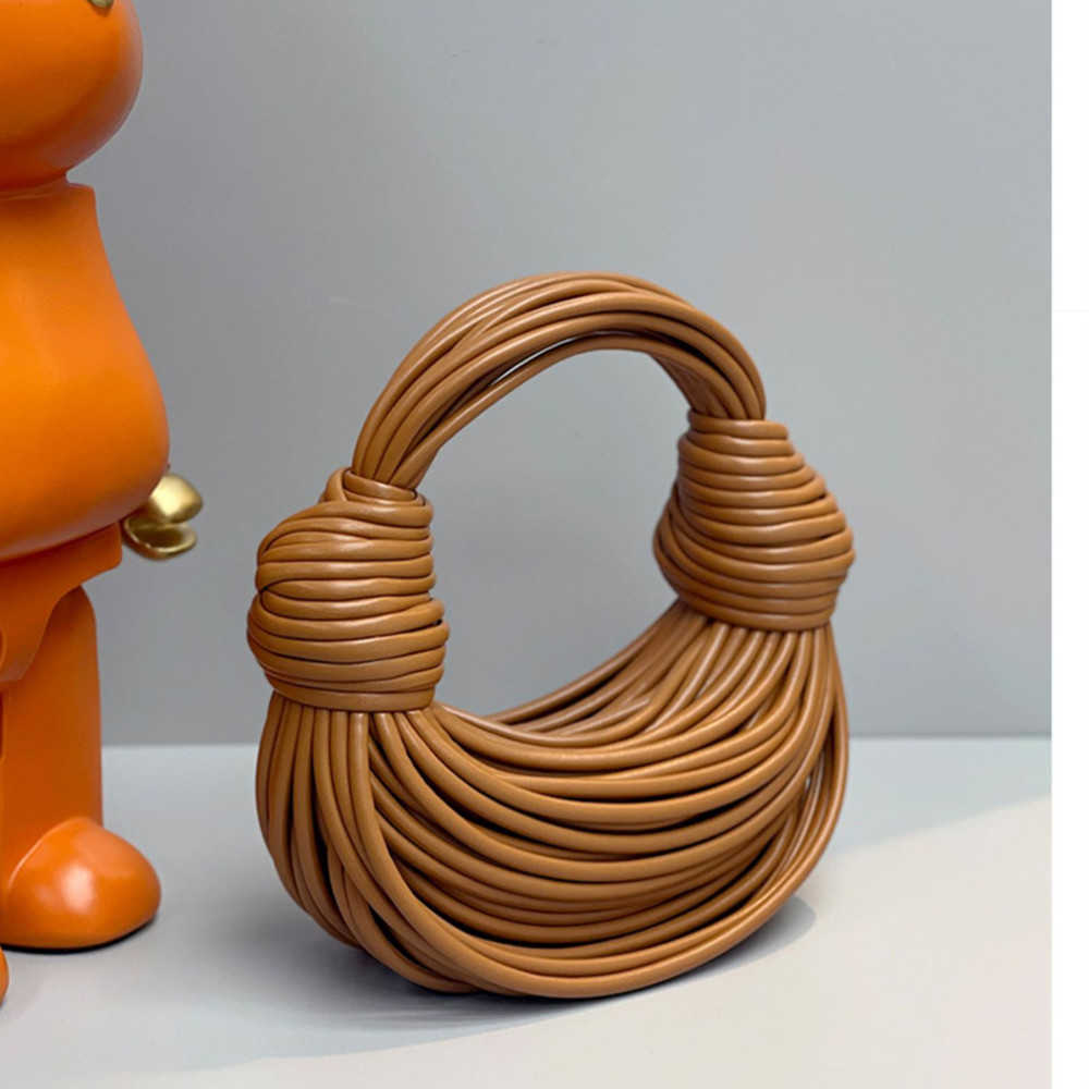 2022 New Fashion Women High Quality Genuine Leather Armpits Bags Mesh One Knot in a Rope Designer Luxury Clutch Handbag, Brown.
2022 New Fashion Women High Quality Genuine Leather Armpits Bags Mesh One Knot in a Rope Designer Luxury Clutch Handbag, Brown.