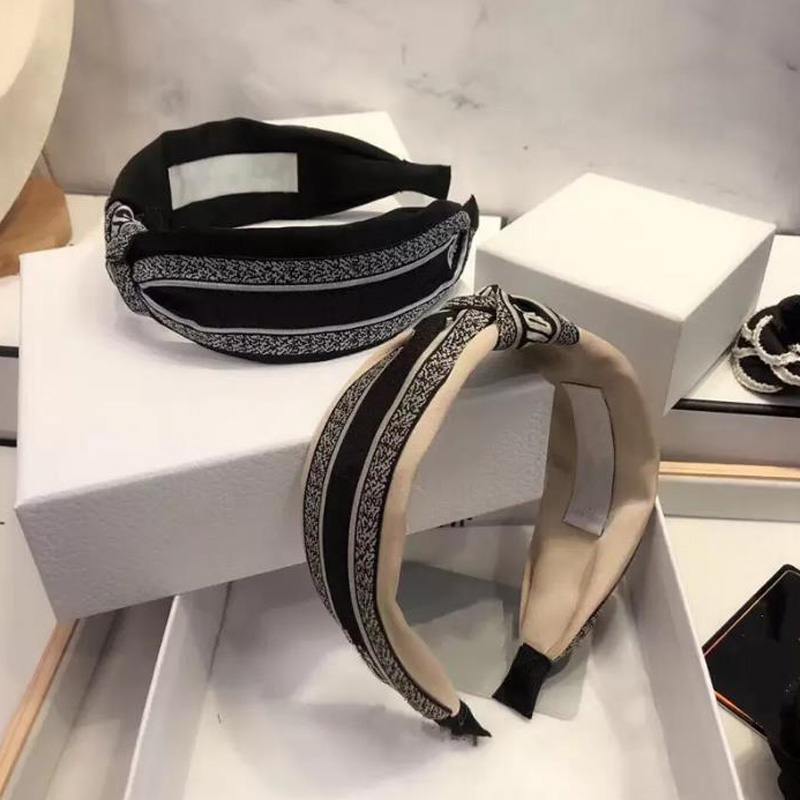 Womens Hair Hoop Luxury Designers Headband Black White Colors Casual Headbands For Women Street Outdoor Wear Summer Accessories G227215F
Womens Hair Hoop Luxury Designers Headband Black White Colors Casual Headbands For Women Street Outdoor Wear Summer Accessories G227215F