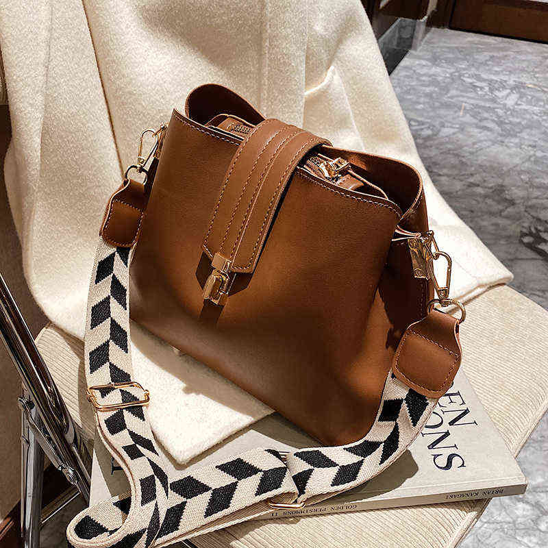 2022 Designer Fashion Lady Luxury Black Shoulder Handbags Vintage Simple Small PU Leather Bucket Crossbody Bags For Women G220517
2022 Designer Fashion Lady Luxury Black Shoulder Handbags Vintage Simple Small PU Leather Bucket Crossbody Bags For Women G220517