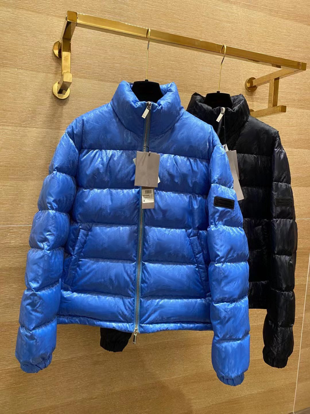 2022 Fashion High Quality Men Down coat jacket Clothing Woman Puffer jackets winter jackets
2022 Fashion High Quality Men Down coat jacket Clothing Woman Puffer jackets winter jackets