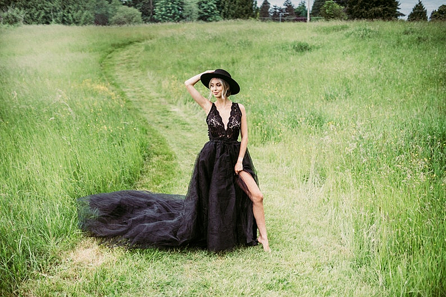 Vintage Black Beach A Line Wedding Dress Sexy Side Split Long Train Bridal Gowns Charming Deep V-neck Open Back Gothic Wedding Dresses Boho Robe De Ma