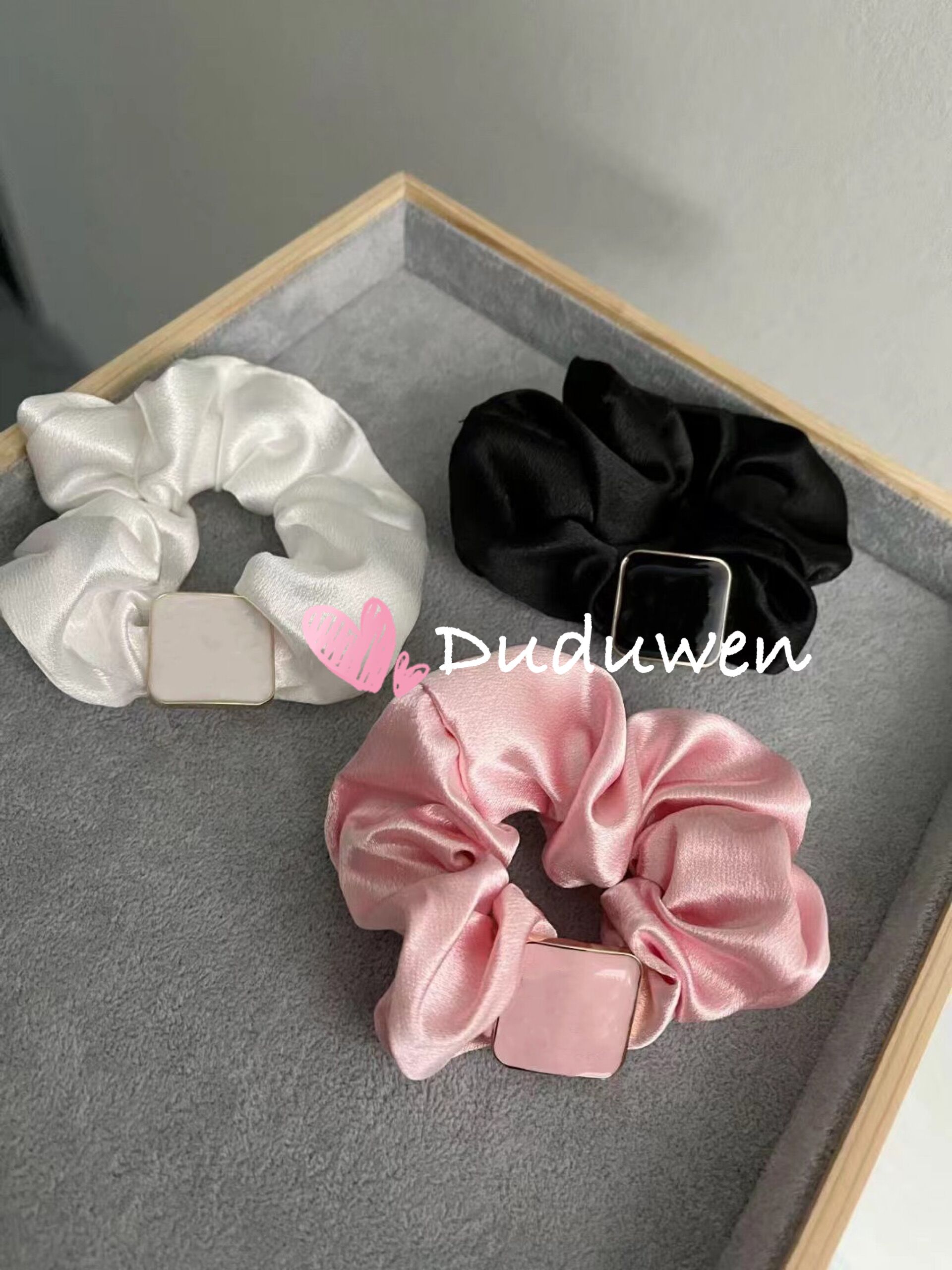 2022 fashion hair rubber band metal engraved C hairtie classic hair rope luxuryed accessries with parper card
2022 fashion hair rubber band metal engraved C hairtie classic hair rope luxuryed accessries with parper card