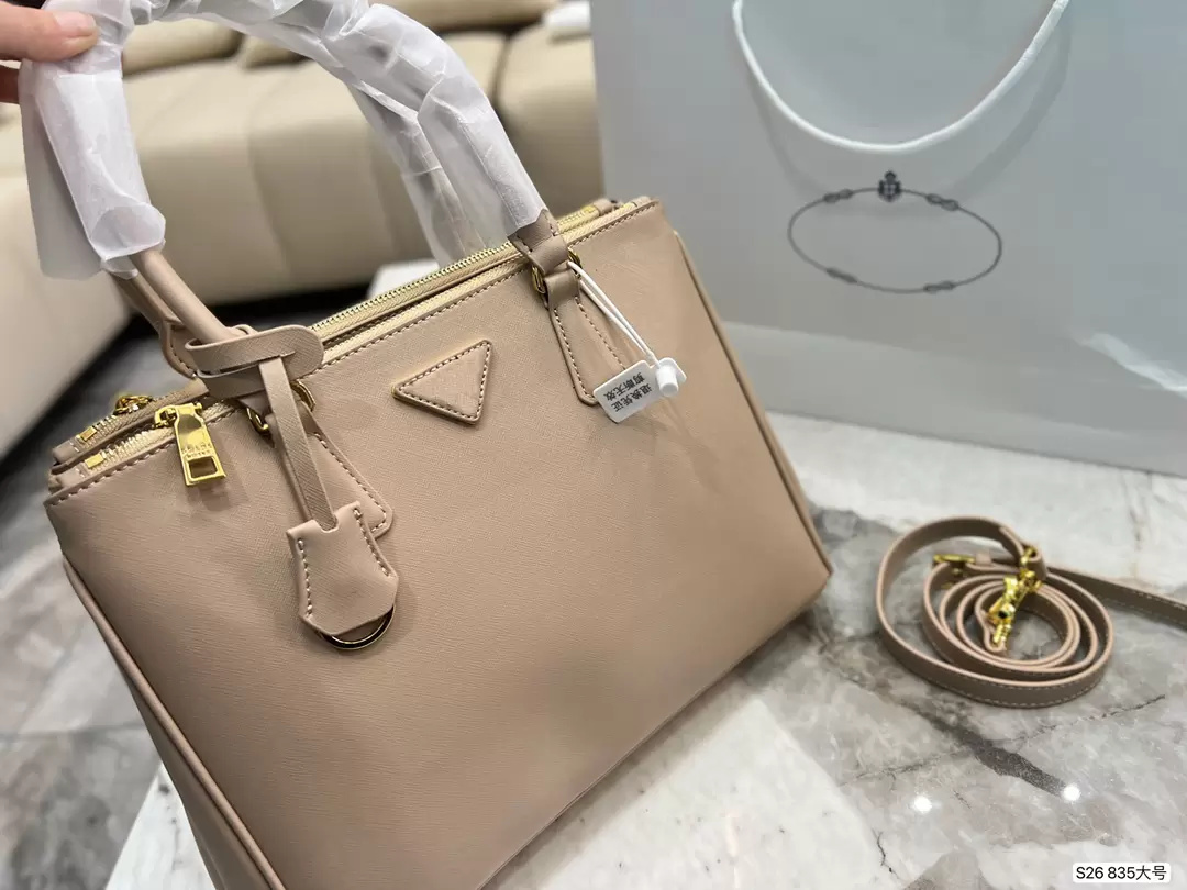 LY Fashion Triangle Symbole bag woman luxurys men designer on the go bags lady Womens mens crossbody tote Hobo Shoulder Purses Handbags wallet sacoche, Extra freight
LY Fashion Triangle Symbole bag woman luxurys men designer on the go bags lady Womens mens crossbody tote Hobo Shoulder Purses Handbags wallet sacoche, Extra freight