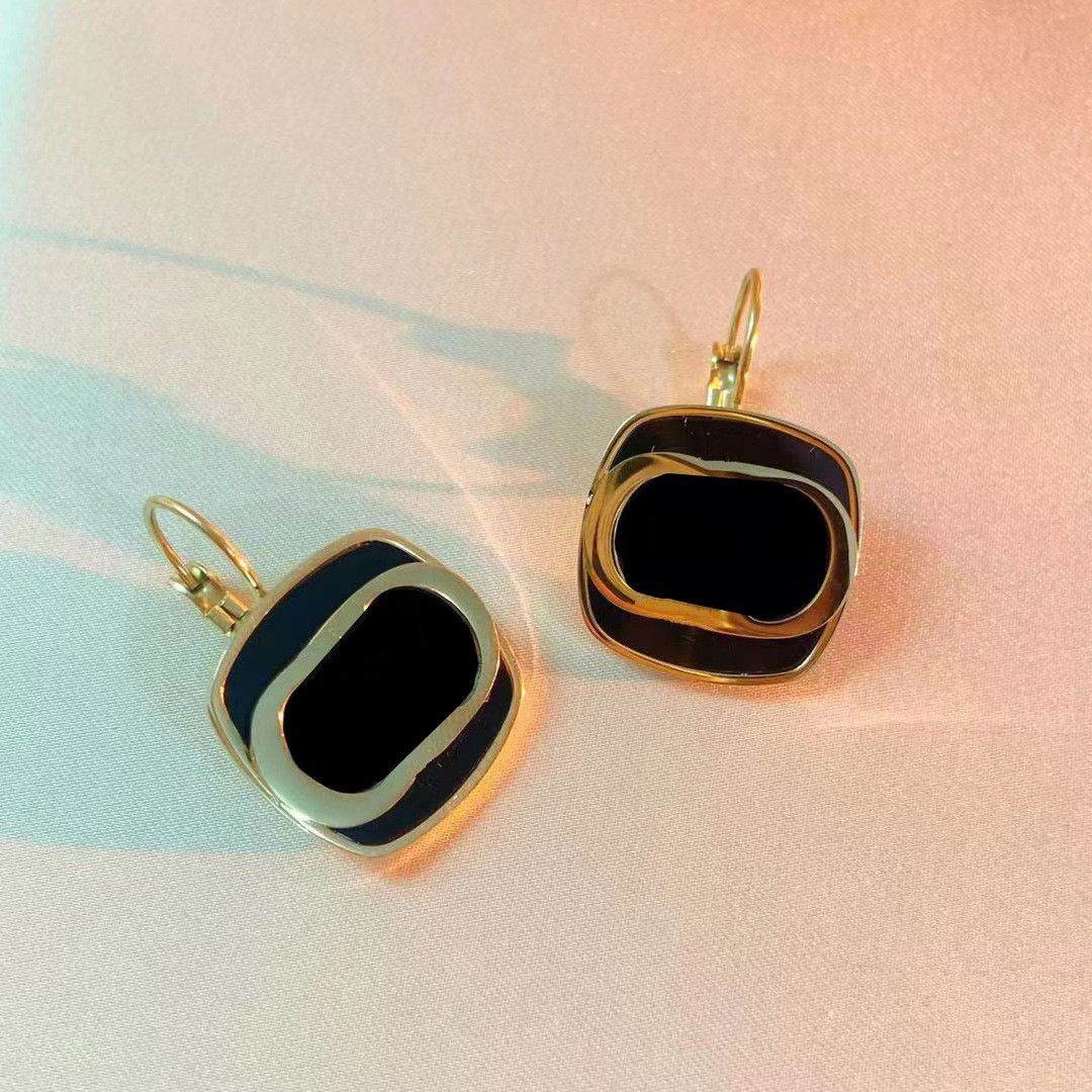 Black Classic Simple Pearl European and American Stud letter D home earrings ladies designer luxury diamond pearl bee couple gift jewelry does not fade
Black Classic Simple Pearl European and American Stud letter D home earrings ladies designer luxury diamond pearl bee couple gift jewelry does not fade